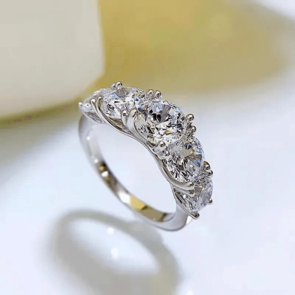 Anel de Luxo Ouro Branco 18K com Diamentes Moissanite